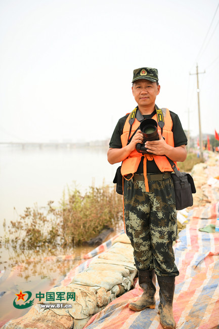 曹先训向险而行的兵记者记录惊险感人瞬间