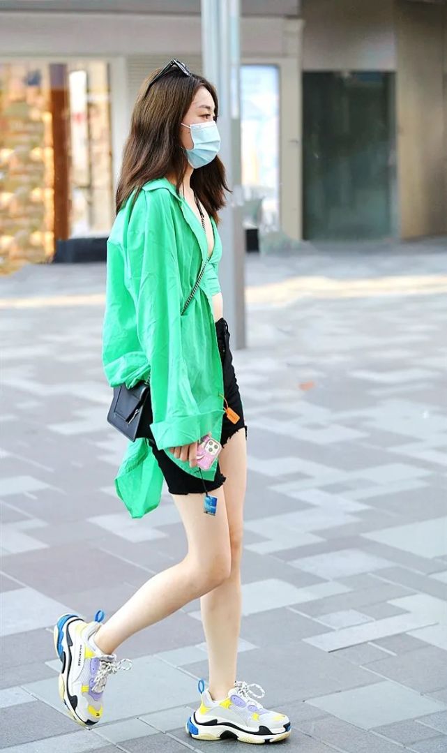 街拍:选择穿老爹鞋的美女