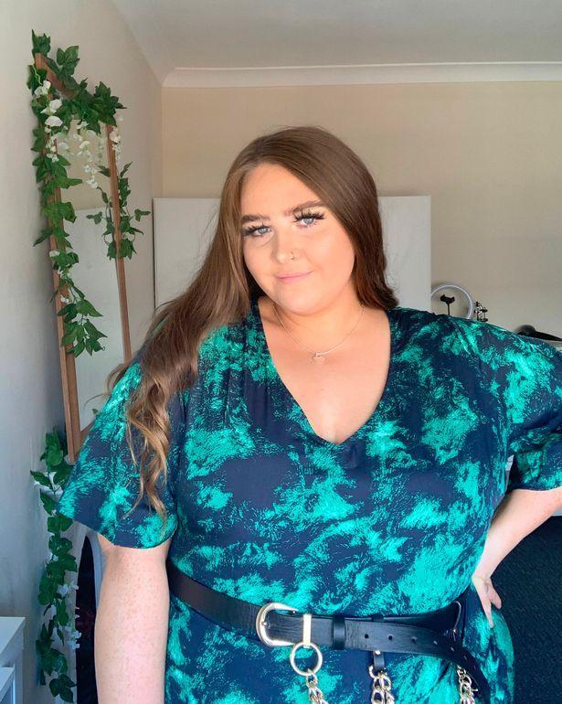 英国200斤大码网红称对自己身材很自信鼓励粉丝拥抱真实不减肥也很美