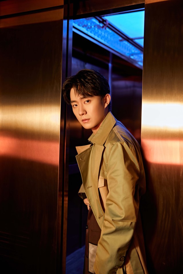 郑好电梯写真曝光 真空西装搭配时尚风衣刻画轻时尚禁欲少年