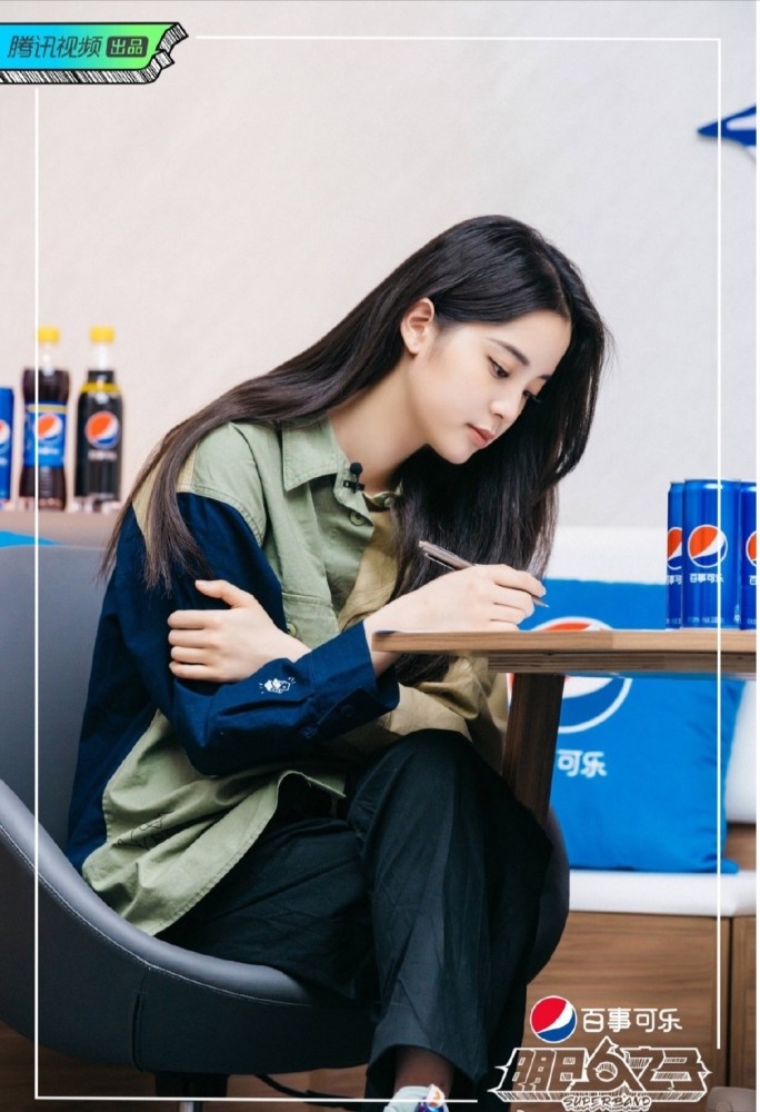 盘点欧阳娜娜 录制《明日之子》穿搭合集