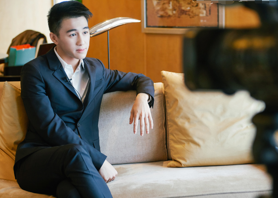 何猷君深夜狂赞奚梦瑶美照内容有失分寸被网友调侃用力过猛