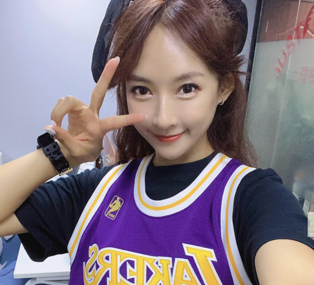 31岁篮球女神石一童颜值身材不输女星退役后打街球走红网络