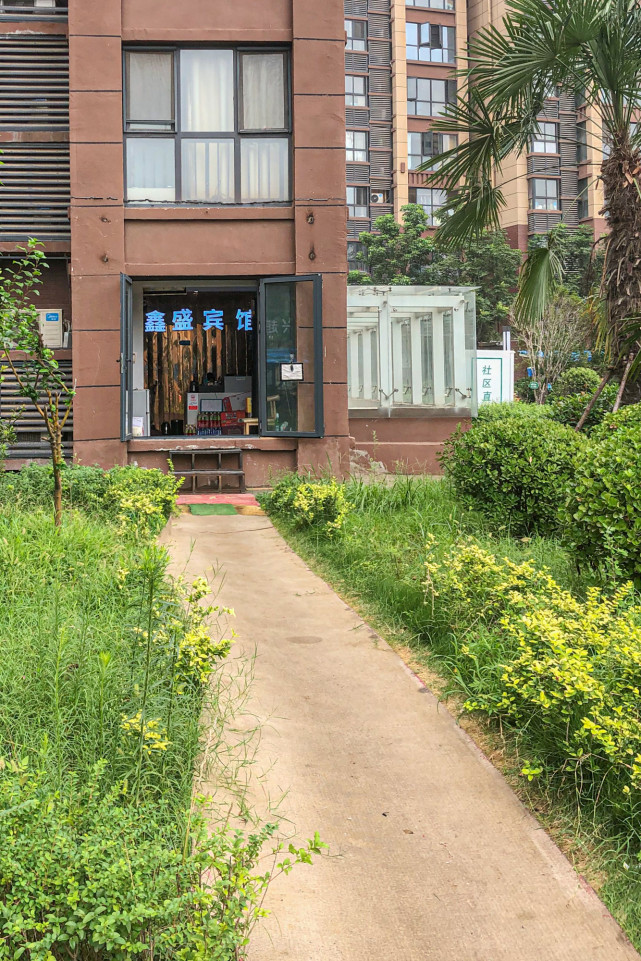 郑东新区一小区内暗藏几十家"黑旅馆",多名中年妇女当街揽客