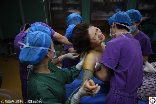 女孩隆胸,手术后大喊好痛,几天后笑称打开了一扇新世界大门