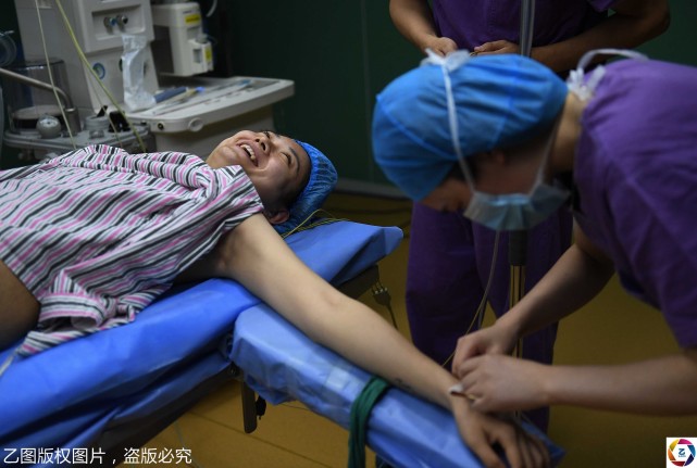 女孩隆胸,手术后大喊好痛,几天后笑称打开了一扇新世界大门