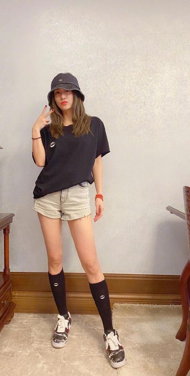 辣妈刘芸才是渔夫帽忠实粉丝,走哪都戴着,真是时尚