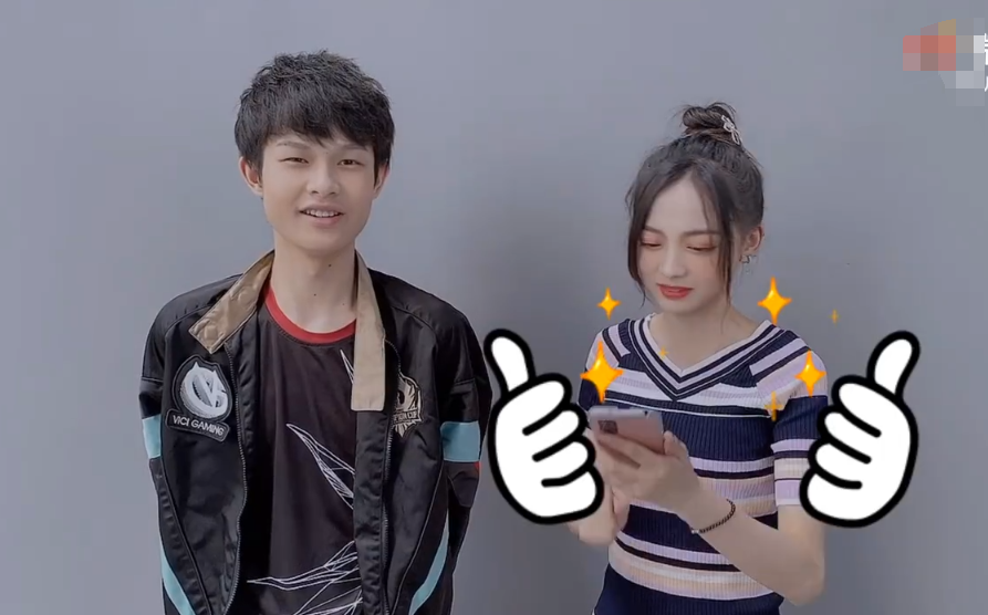 易瞳做客灵儿的快问快答,沉迷"斗地主"还不忘王者荣耀,不愧是职业选手