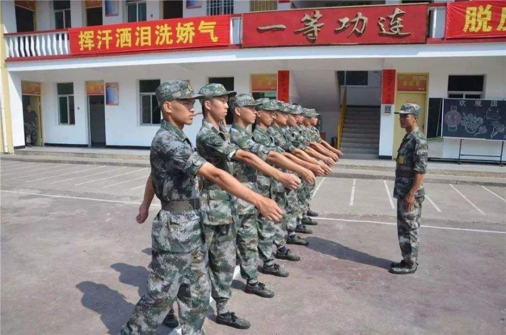 新兵連的訓練強度大嗎,新兵能完成麼?在老兵眼裡實在太輕鬆