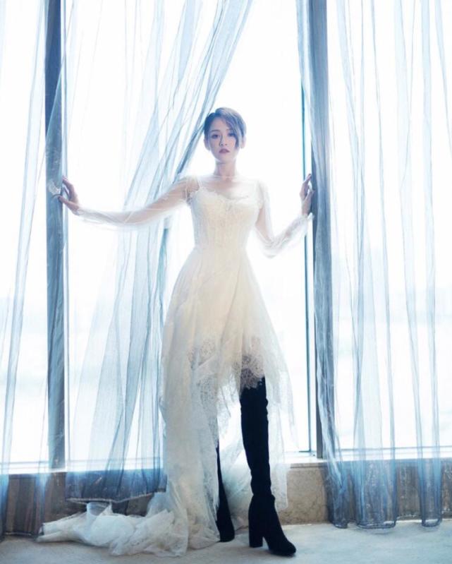 陈乔恩一大早开工穿婚纱配高筒靴可飒可疯喊话男友艾伦来探班