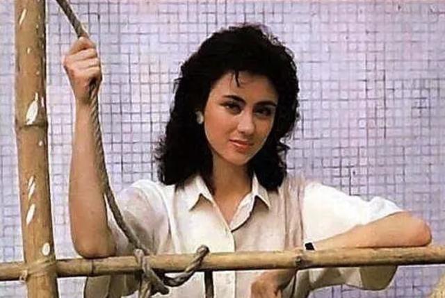 洪金宝和曹恩玉离婚后,同一年就娶了比她小13岁的高丽虹.