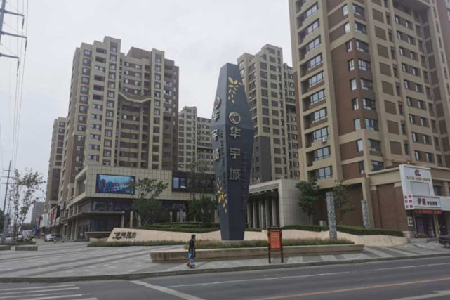 2016年,在多个政府部门调解下,芦志钢与当地房企华