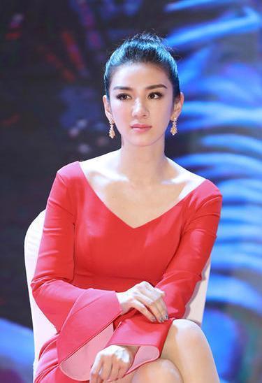 "黄奕"气场就是大气,穿彩色印花连衣裙配齐肩短发,太有国际范