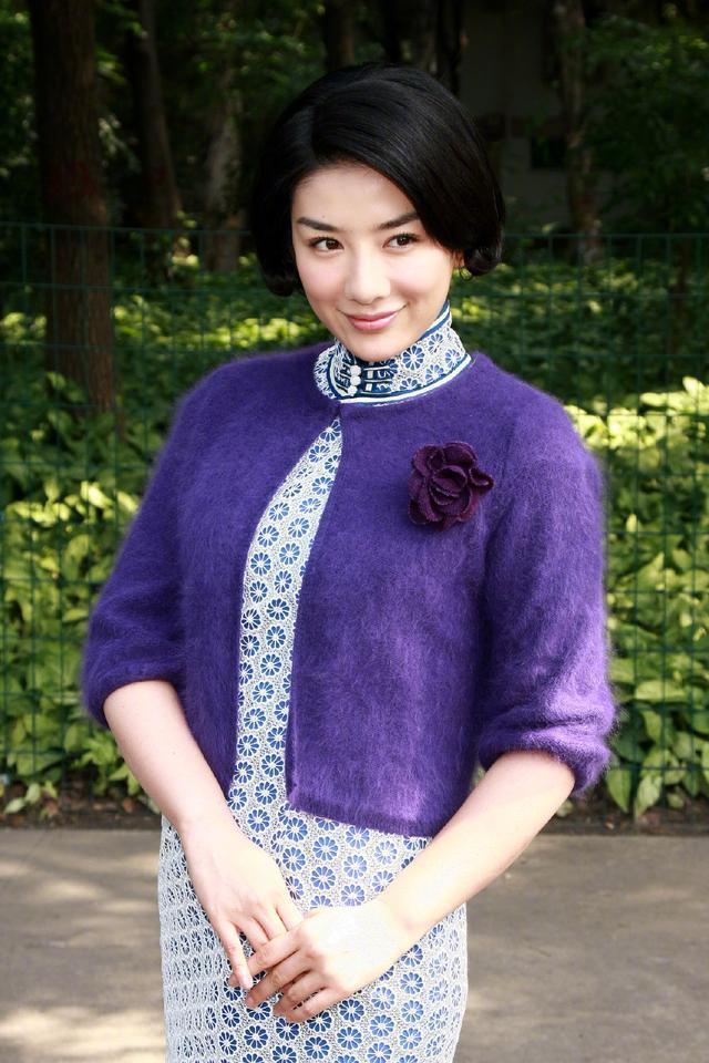 "黄奕"气场就是大气,穿彩色印花连衣裙配齐肩短发,太有国际范