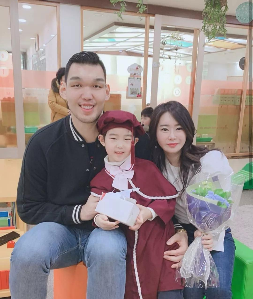 2012年,河升镇在韩国迎娶了1米67的妻子金花荣,妻子是一位貌美如花