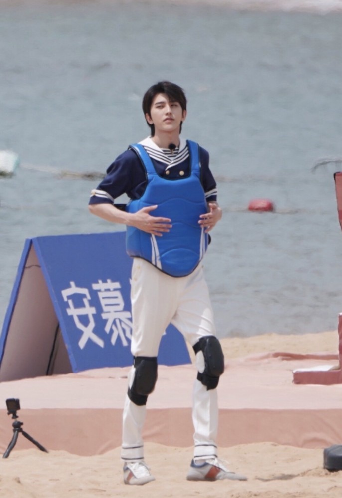 蔡徐坤海军装被拍清爽帅气造型特别加分这身材比例绝了