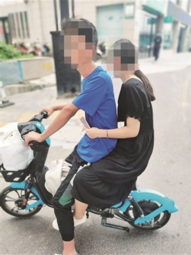 俩人骑乘一辆共享电动车不是浪漫是危险