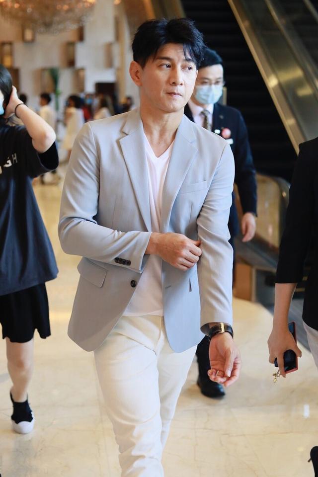 吴奇隆帅气造型型男范十足小腿肌肉很抢镜这真50岁了