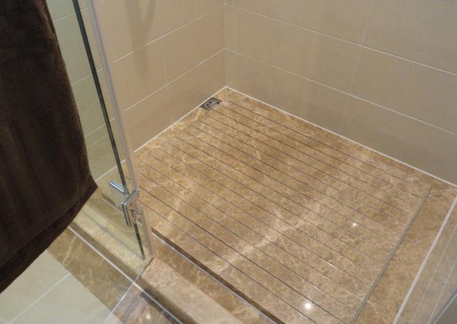 师傅在淋浴房地面铺这个,比瓷砖好看又防滑,太聪明了!
