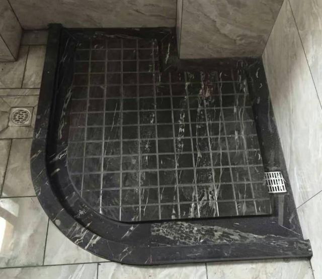 师傅在淋浴房地面铺这个,比瓷砖好看又防滑,太聪明了!