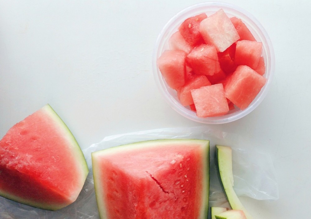 所以切西瓜的刀和板必须尽量 保持干净,绝对不能和切生肉的菜板菜刀