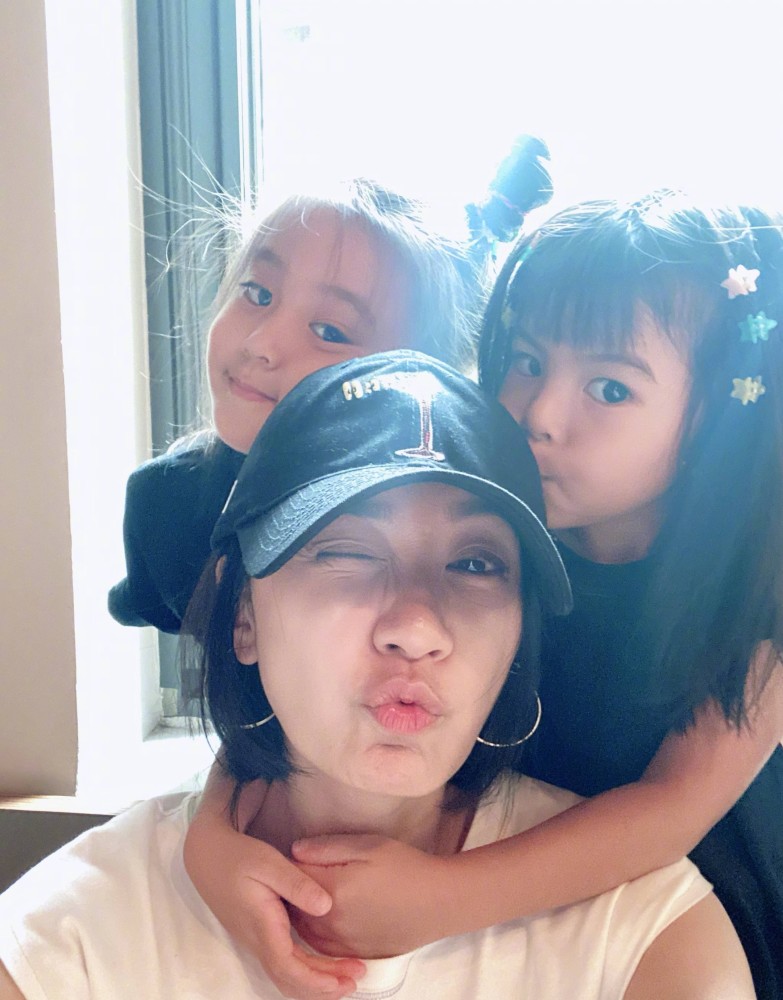 贾静雯|贾静雯陶晶莹家合体庆爸爸节，梧桐妹占据C位，咘咘挤鬼脸，波妞闭眼吹蜡烛