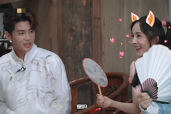 前辈提问时邓伦和黄明昊起立回答问题唯独杨幂坐着架子不小