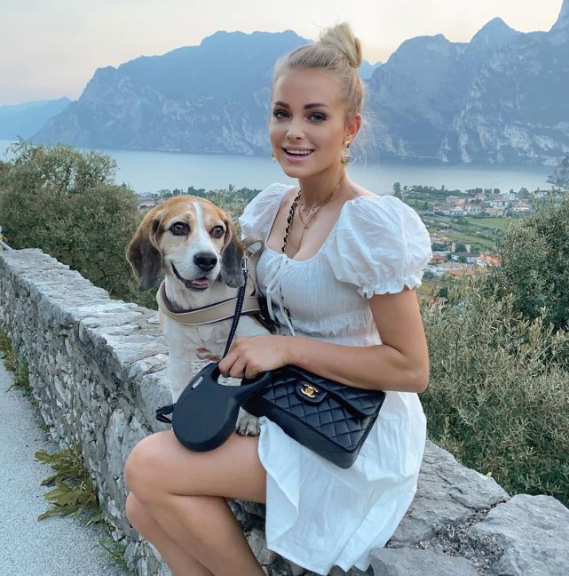 高颜值德国美女与她爱犬的生活照