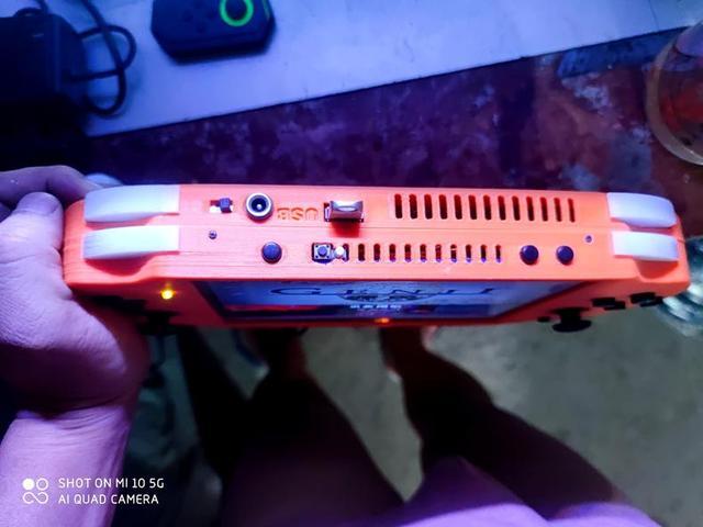 民间大神将索尼ps2游戏机改装成 掌机 全球只此一台 腾讯新闻