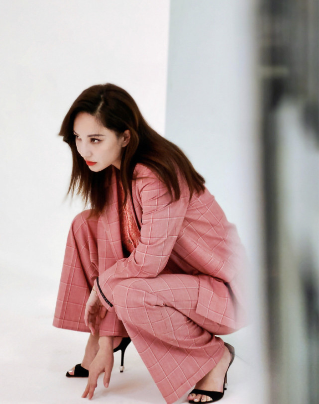 郑希怡社会蹲太撩人粉西装也能穿出霸总范不愧是最飒姐姐