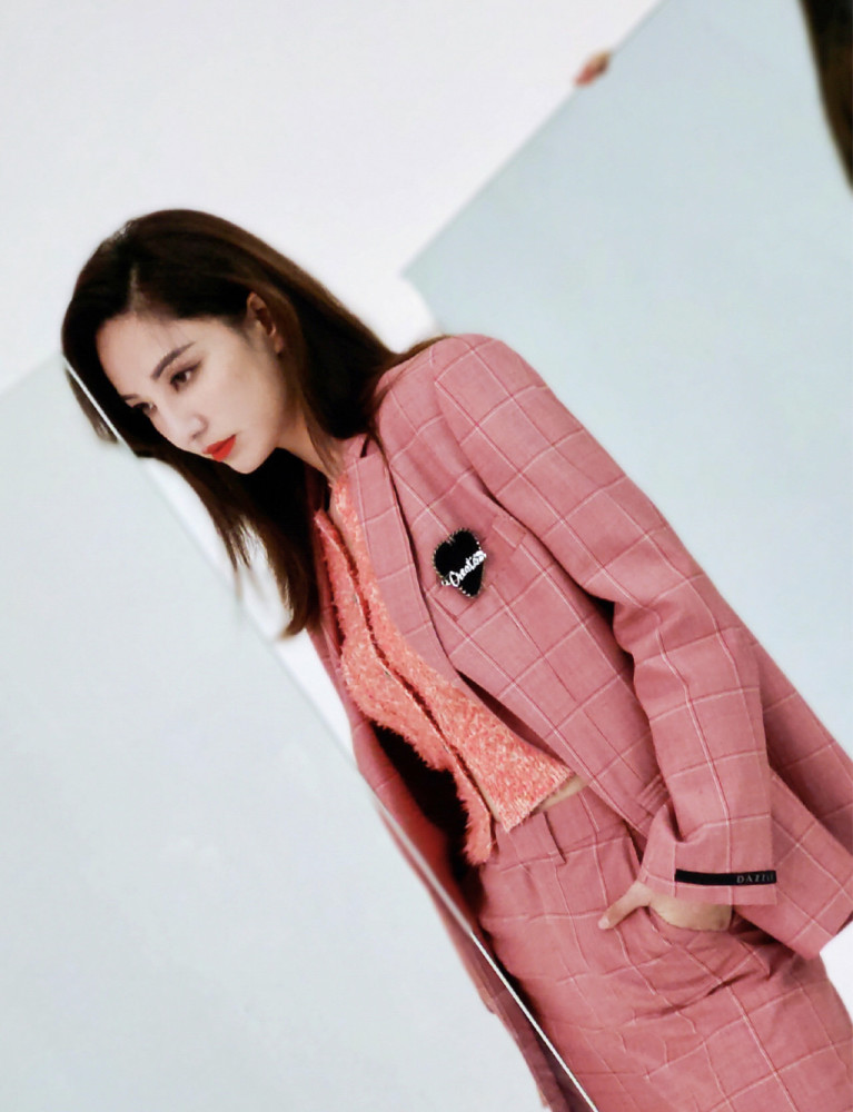 郑希怡"社会蹲"太撩人,粉西装也能穿出霸总范,不愧是最飒姐姐