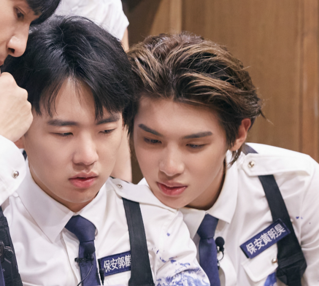 当郭麒麟对黄明昊撒娇,谁注意到他的反应,太酸了吧