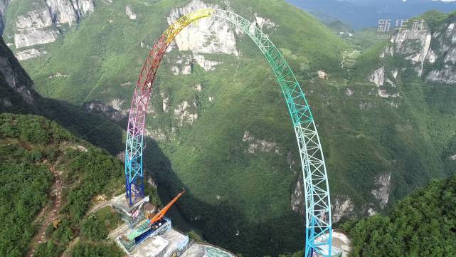 位于重庆云阳龙缸的云端彩虹秋千跨越峡谷,面朝悬崖.