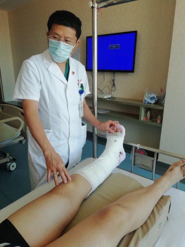 高弓马蹄足内翻让两个花季少年无法行走