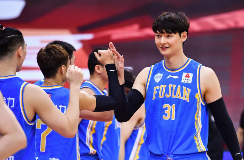 "王哲林在比赛中的失常举动,伍伯兰都看在眼里,她表示,王哲林是球队的