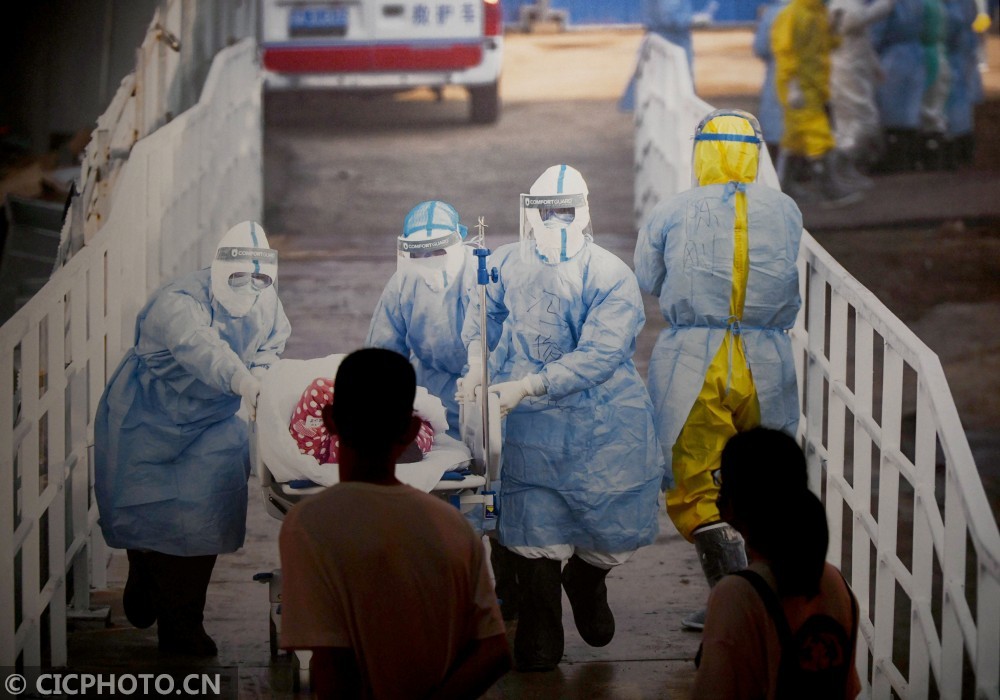 众志成城致敬抗疫者专题展在广州开幕