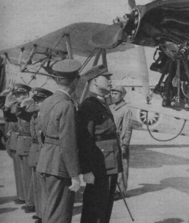 台湾飞行员黄纲存,主动驾驶飞机回归大陆,只要了八千元安家费