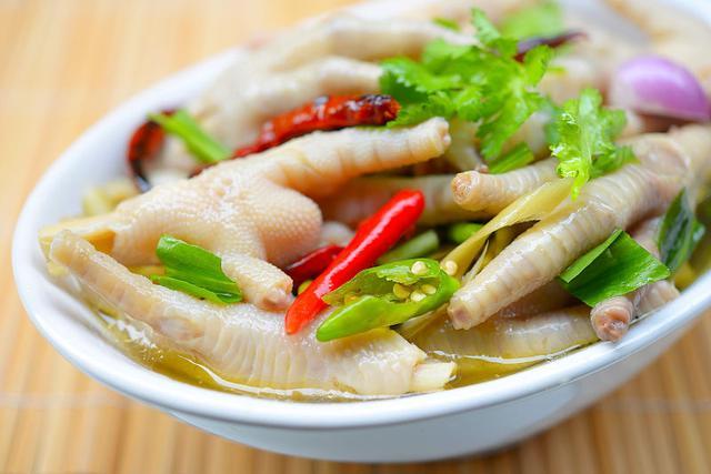 怀孕六个月的孕妈能吃鸡爪吗 为了胎儿健康 这些食物最好别吃 猪肝 茄子 怀孕 孕妈 孕期 鸡爪 雨果 宝妈