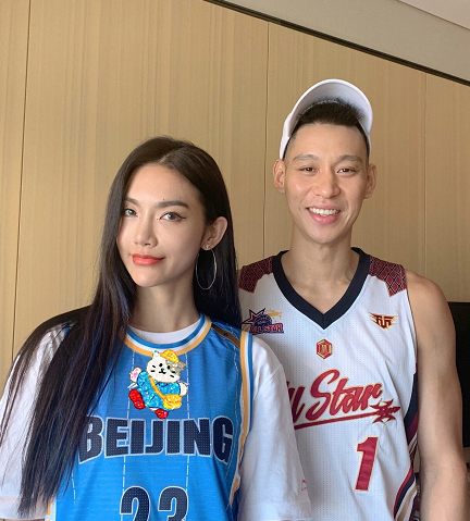 曾可妮晒与林书豪合影,对方开心成jpg格式,美女效应吗