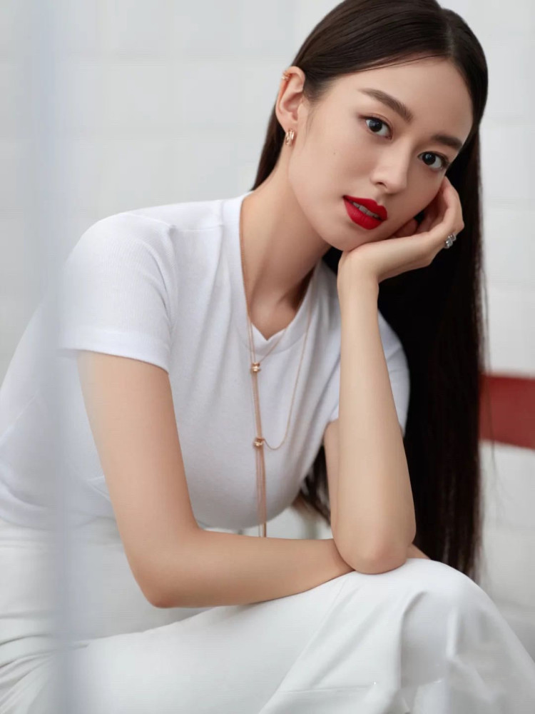 吉娜晒照打扮珠光宝气似贵妇却因浓妆再翻车野生眉小肉肚遭吐槽