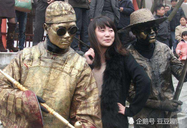 各大景区出现"活人雕塑",日进斗金,他们是如何做到的?