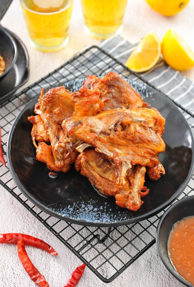 秘制五香炸鸡架.