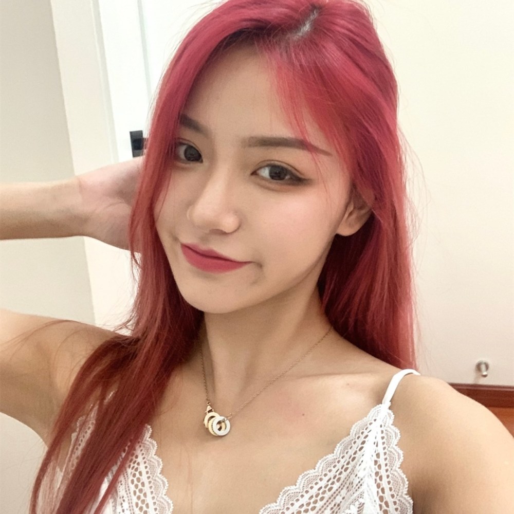 刀小刀首次放飞自我夜光灯下展露全貌身材看清模样后全民女友