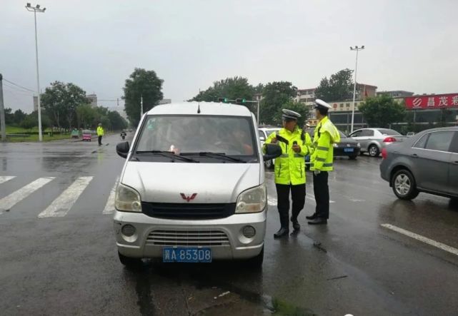 鹿泉交警大隊持續開展統一行動,嚴查危化品運輸車輛超速,違反禁限行