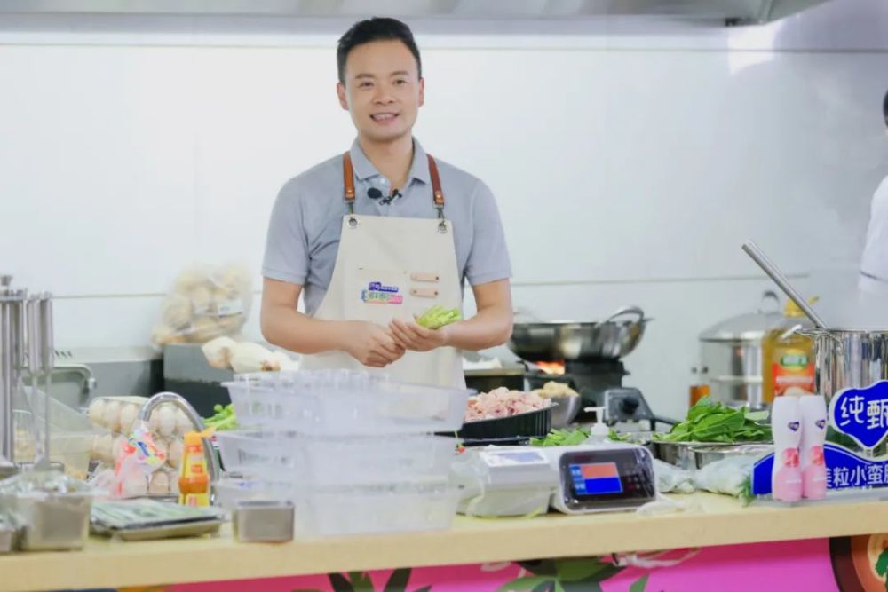 冯伟率先迎战,手起刀落,游刃有余,尽显特种兵风范,腐乳花生猪手煲赢得