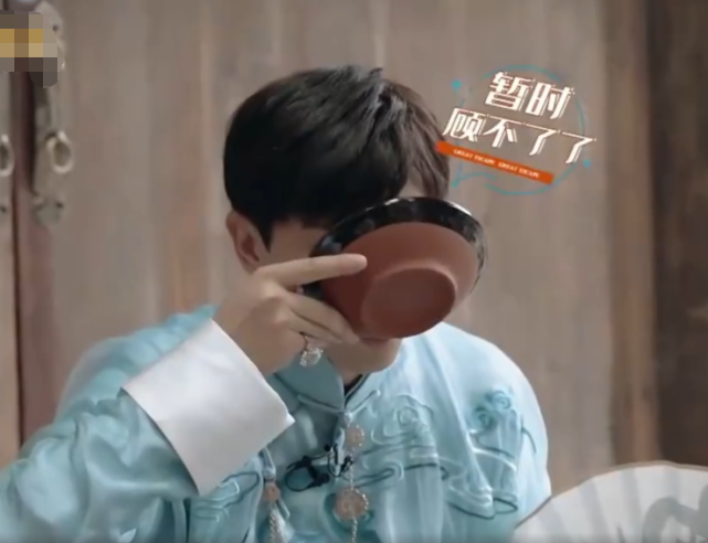 邓伦喝豆汁吐了张雨绮嫌他夸张谁注意杨幂反应关系远近很明显