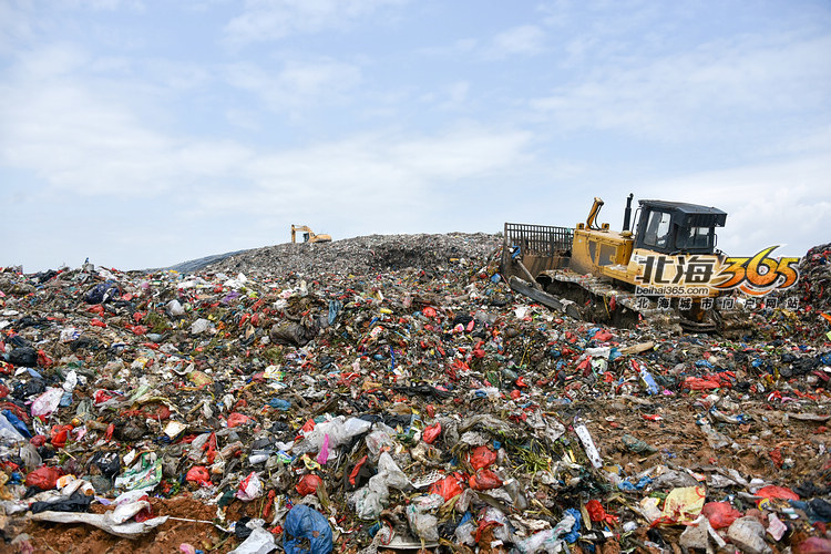 虽然没有亲自去过这座巨型的垃圾山,但从小编亲历拍摄的图片来看,简直