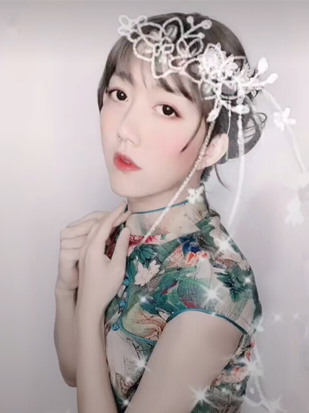 网红穿旗袍有多美?冯提莫甜美,周扬青个性,看到艾比:我是个假女孩?