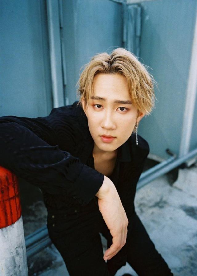 泰国偶像怒甩假怀孕前任,认爱大13岁阔太女友,交往两月就见家长