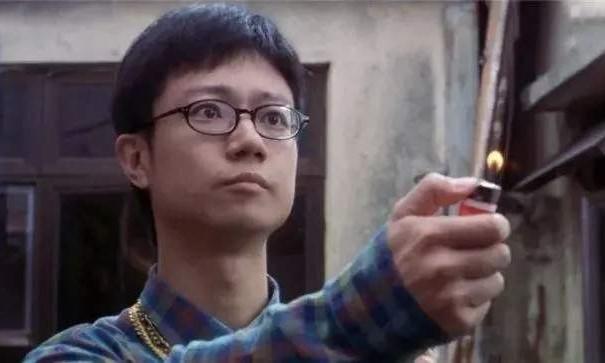 为什么周星驰的电影一直那么讨厌四眼仔暗示着什么